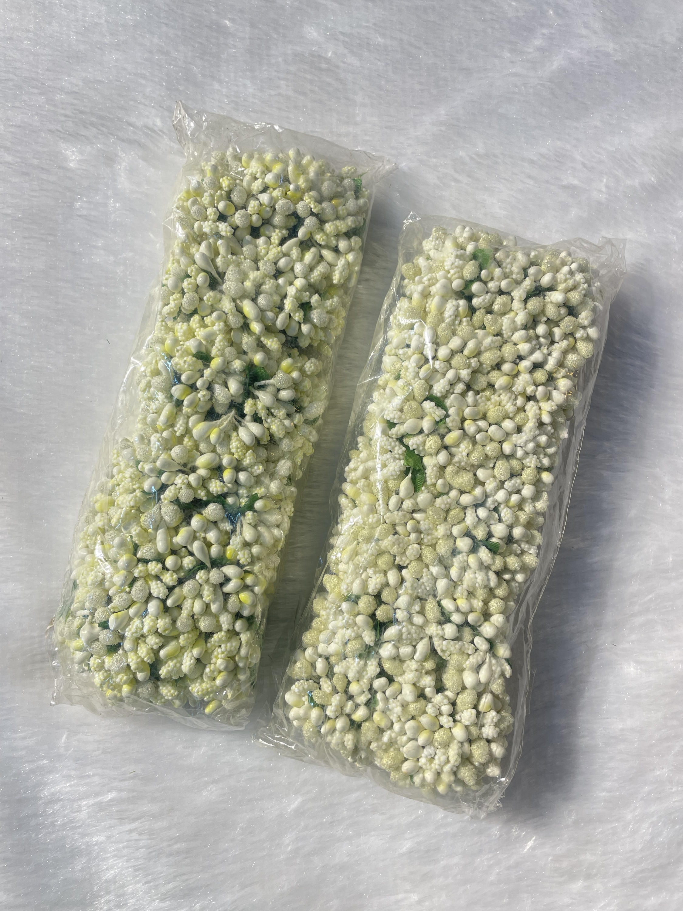 Off-white pollen (1 packet)
12 bunches in 1 pack