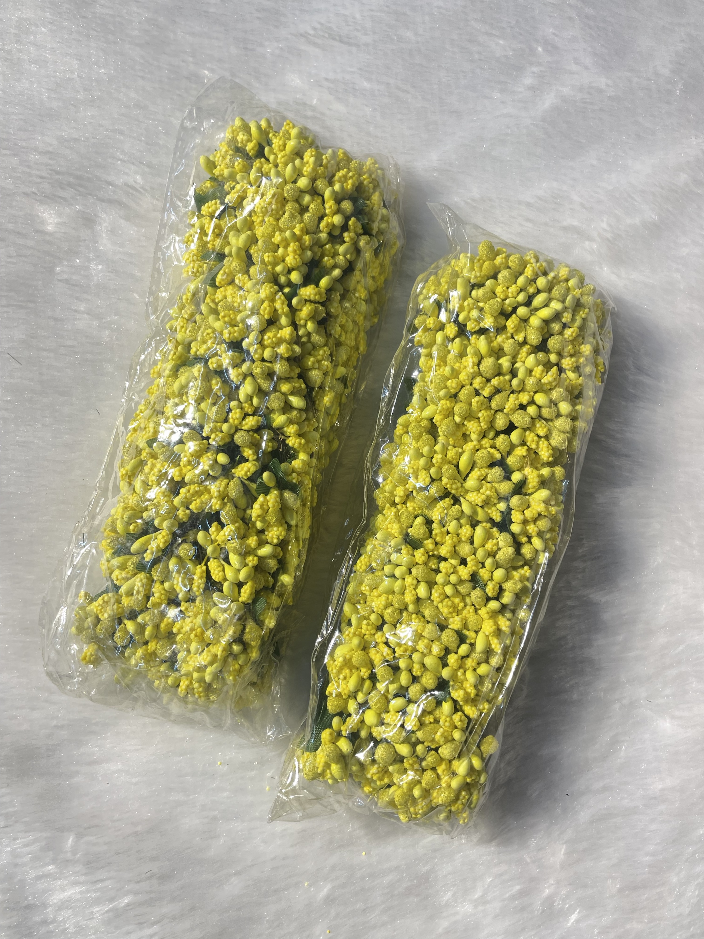 Light yellow pollen (1 packet) 
12 bunches in 1 pack