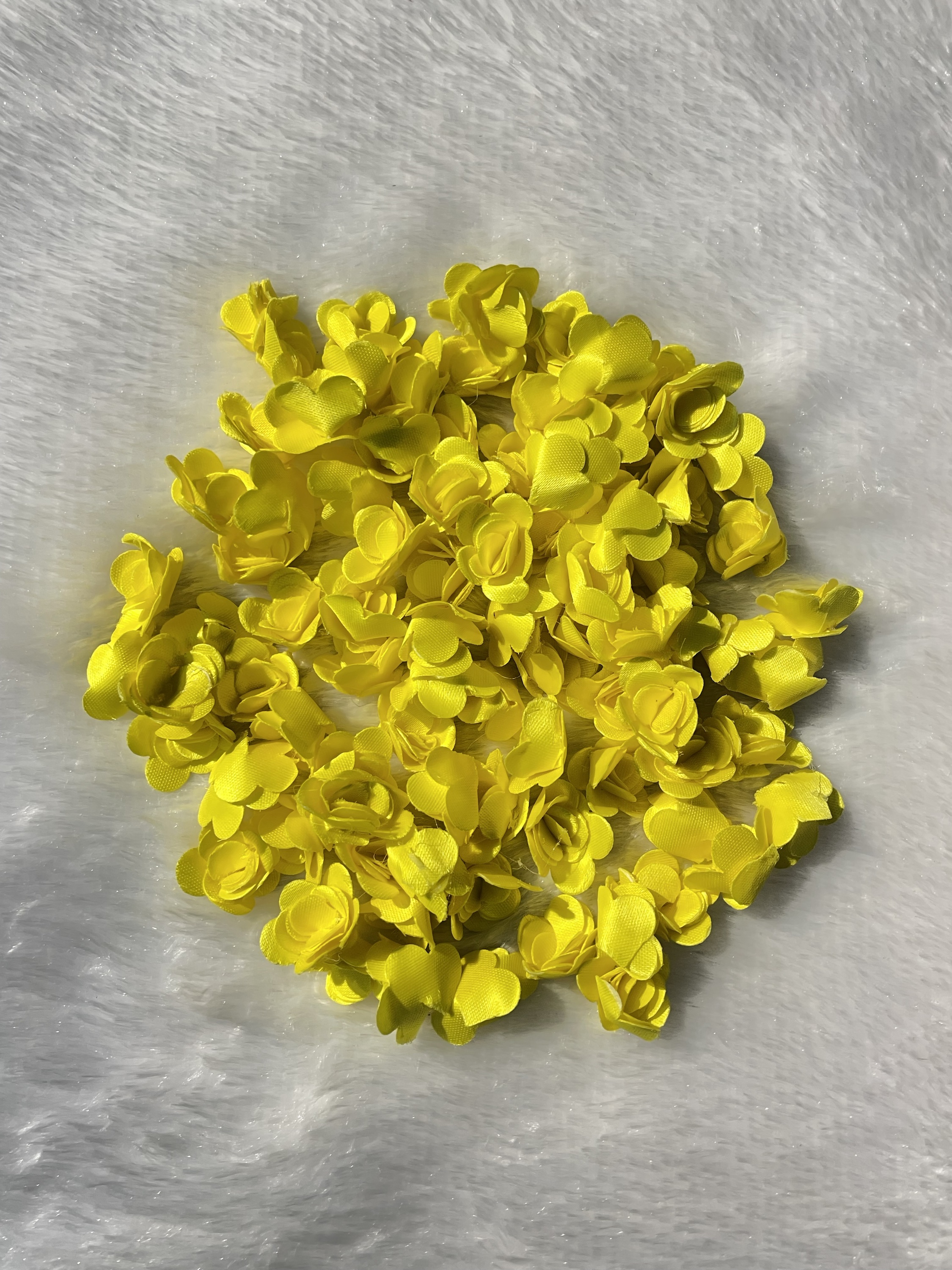 Yellow satin flower (100 pieces)